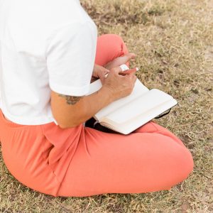 Multitasker du for å rekke å gjøre så mye som mulig i løpet av kortest mulig tid? Det er ikke så rart, hverdagene våre er jo fylt med hundrevis av ting vi skal gjøre og rekke. Men, det bør du slutte med. Multitasking gjør nemlig at du får gjort mindre. Ikke mer. Å prøve å fokusere på og lage og gjøre mange ting på en gang suger timer og verdi ut av dagen din. Multitasking stjeler tid. Det er tapt tid du aldri får tilbake, og tid som ikke skaper fremgang. Klikk deg inn og les hvorfor her, og hva du bør gjøre i stedet!