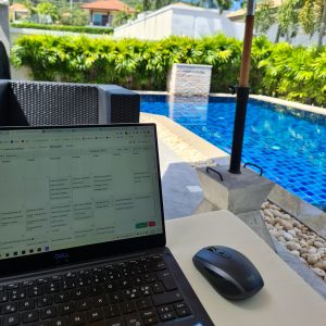 Hvor mye arbeid er det å drive sin egen business på fulltid? Jeg har sporet hvor mange timer jeg jobbet, i 2021 - og her er fasiten!