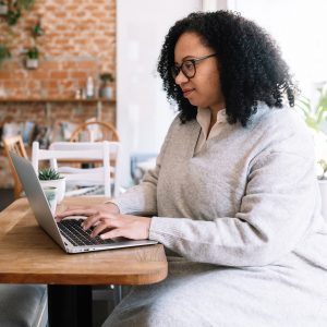 Hvis du vil tjene mer og skalere opp businessen din, bør du sette bort oppgaver. Men hva slags oppgaver kan det være? Her får du en liste med 35 forslag til oppgaver du kan sette bort i businessen din!