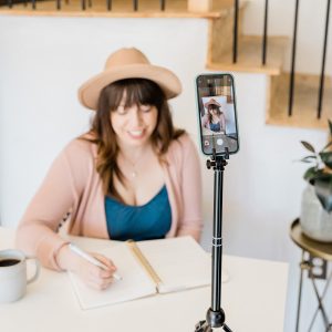 Du har hørt at du bør bruke video i businessen din, men hvorfor er det så bra? Her er 5 måter video hjelper businessen din på.