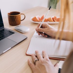 Salg er vanskelig, du er redd for å plage folk. Få et viktig mindset-tips som gjør det enklere å selge produktene og tjenestene dine!