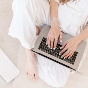«Jeg driver en gratis Facebookgruppe men den fungerer ikke – bør jeg legge den ned?» Det spørsmålet fikk jeg fra et av medlemmene i Businesstrategi nylig. Og det skapte stort engasjement i livesendingen der jeg svarte, det var noe mange hadde lurt på. Derfor har jeg skrevet et blogginnlegg til deg om hva du kan gjøre hvis du har en gratis Facebookgruppe som ikke fungerer. Hopp inn og få mine tips her!