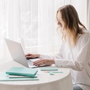 Du har garantert hørt meg snakke om å jobbe strategisk😍 Men visste du at du også bør skrive strategiske captions? 🤔 Ukens blogginnlegg er et gjesteinnlegg skrevet av Kristin Samskott, som har levert mange tusen captions til egne og andres kontoer de siste årene. Hun vet derfor en ting eller to om caption og skriveteknikk, og i blogginnlegget forteller hun deg 3 viktige ting å tenke på for å skrive strategiske captions.