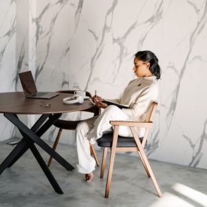 Det finnes mange måter å tjene litt ekstra penger i businessen på, og å arrangere en online workshop er absolutt et godt alternativ. Her får du 6 grunner til at en online workshop er bra for businessen din, og 5 eksempler på online workshop for forskjellige nisjer og businesser.
