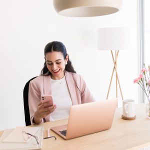 Canva kan gjøre deg mye mer effektiv i businessen din, men visste du at du kan spare enda mer tid ved å bruke Canva smartere? Her får du mine tips til hvordan du kan bruke Canva mer effektivt så du sparer tid