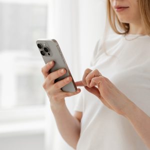 Hva bør du poste på Instagram stories? Få 6 ideer til innhold på stories som bygger tillit, skaper engasjement og gjør det lettere å selge